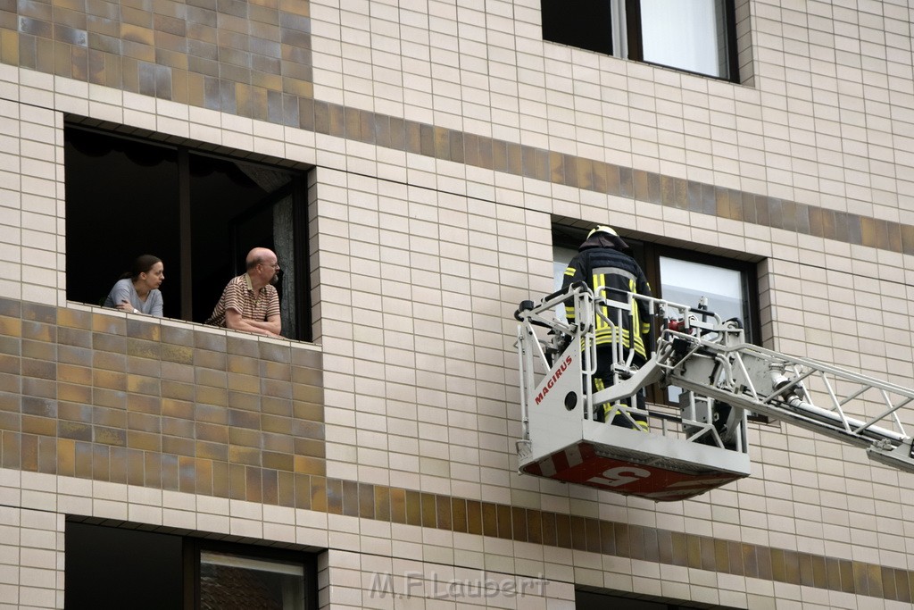 Feuer 2 Koeln Nippes Neusserstr P190.JPG - Miklos Laubert